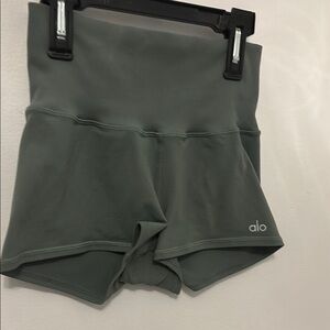 ALO Yoga Women's Green Biker Shorts size small color